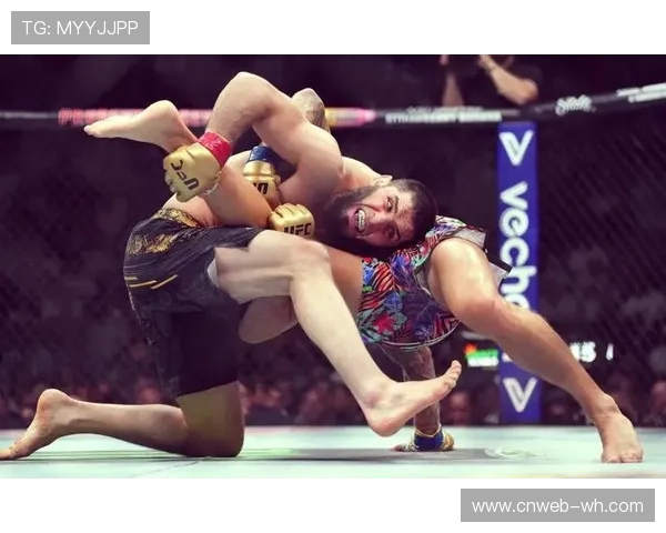 马哈切夫与卡马鲁·乌斯曼面对面，为次中量级冠军战埋下伏笔